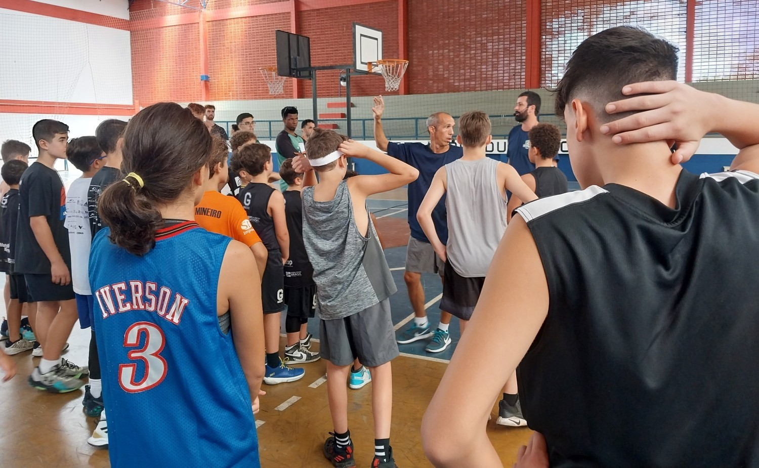 EDUCAÇÃO FÍSICA NA MENTE: BASQUETEBOL